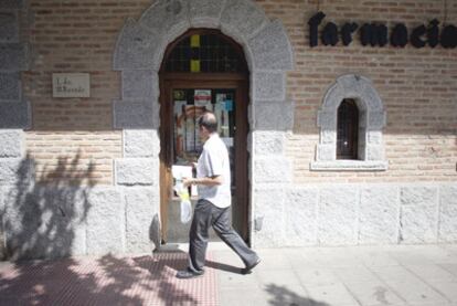 Un ciudadano acude con su receta a una farmacia cerrada por el paro en Toledo.