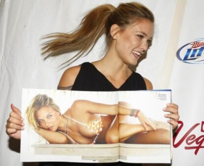 La modelo Bar Refaeli muestra una foto suya de la edición de bañadores del 'Sport Illustrated', en Nueva York, el 9 de febrero de 2010