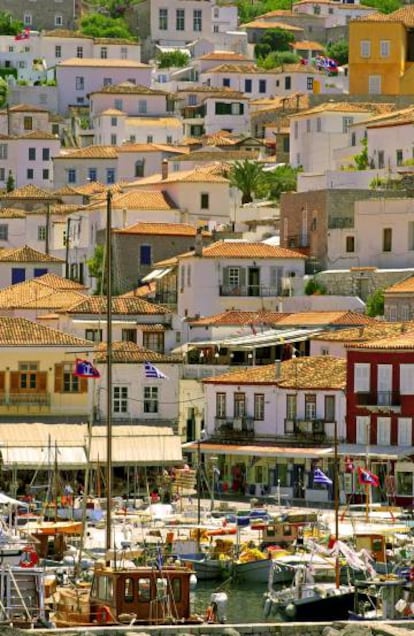 Caminhos não pavimentados e intermináveis subidas começam no porto de Hydra.