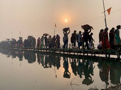 Devotos hindúes caminan por la orilla del río Ganges tras los rituales del último día del festival religioso Chhath Puja, en Patna (India).