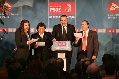 El grupo Cantores de Híspalis canta el artículo 1.2 de la Constitución Europea, ayer, en un acto del PSOE.