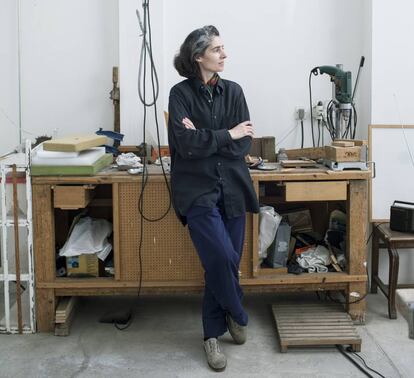 La escultora Blanca Muñoz, en su estudio. 