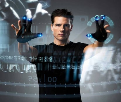 <p>Spielberg ha anticipado el futuro muchas veces. Pero en <em>Minority Report </em>se lo tomó muy en serio. Contrató a 15 expertos en ciencia y tecnología para que le contasen cómo sería el mundo en el año 2054. De ahí salen por ejemplo las ideas de la publicidad personalizada o la imagen de Tom Cruise manejando una pantalla con sus manos. Muchos entienden que aquello encendió la mecha de las pantallas táctiles. En 2010, John Underkoffler, uno de aquellos 15 expertos, presentó <a href="https://www.ted.com/talks/john_underkoffler_drive_3d_data_with_a_gesture">en TED</a> un prototipo real de aquella tecnología gestual, en la que también trabaja, por ejemplo, Google.</p>