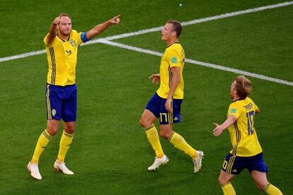 Granqvist celebra el segundo gol con sus compañeros Viktor Claesson y Emil Forsberg.