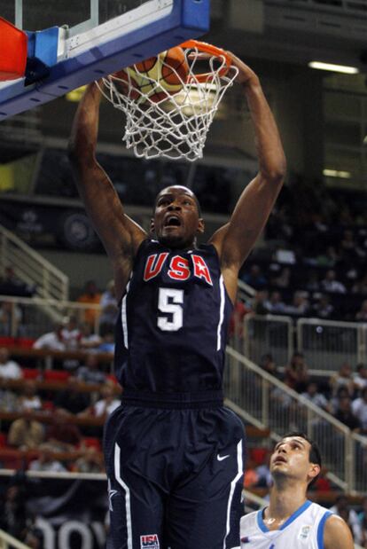 Kevin Durant machaca el aro de Grecia en el partido de Atenas.