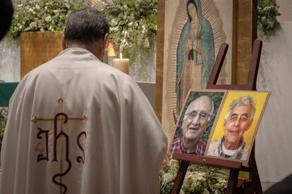 Un sacerdote católico, durante una misa en julio pasado en honor de Joaquín César Mora y Javier Campos Morales, padres jesuitas asesinados en Chihuahua