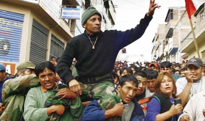 Antauro Humala es aupado por sus seguidores en la plaza de Armas de Andahuaylas, en 2005.