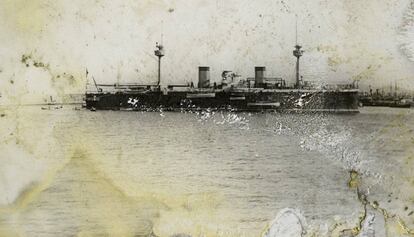 Un barco de vapor en el puerto de Barcelona, de autor y fecha indeterminada, fotografiado por Fontcuberta.