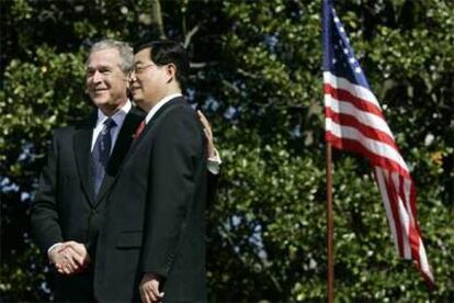 Bush estrecha la mano de Hu Jintao, en la ceremonia de bienvenida del presidente chino, ayer en los jardines de la Casa Blanca.