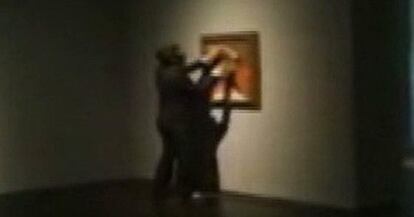 Captura del v&iacute;deo que muestra el momento del ataque al cuadro de Picasso.