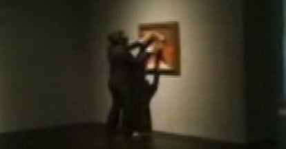 Captura del v&iacute;deo que muestra el momento del ataque al cuadro de Picasso.