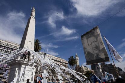 Una multitud rodea la Pirámide de Mayo en la ronda 2.000 de las Abuelas de Plaza de Mayo.