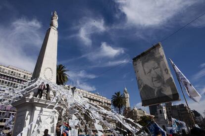 Una multitud rodea la Pir&aacute;mide de Mayo en la ronda 2.000 de las Abuelas de Plaza de Mayo.