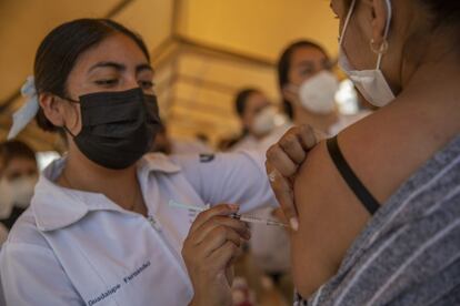 Una enfermera inyecta la vacuna de Johnson & Johnson a una mujer en Tijuana. 