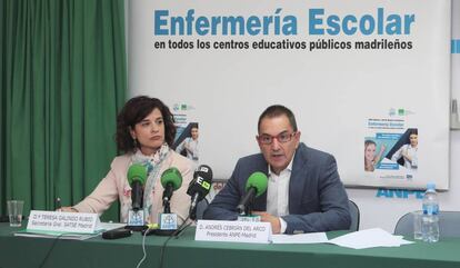 Teresa Galindo, secretaria general del sindicato SATSE, y Andrés Cebrián, presidente del sindicato ANPE, durante la rueda de prensa conjunta de este miércoles.