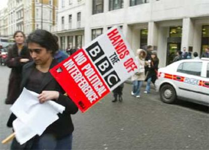 Un empleado de la BBC, a las puertas de la sede de la cadena en Londres con un cartel en el que se lee: "No a la interferencia política".