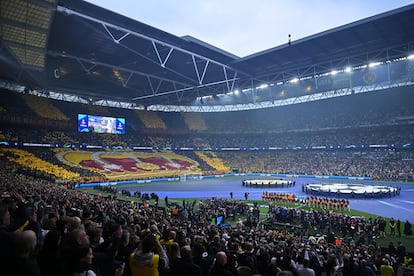 Vista general del estadio con las alineaciones del  Borussia Dortmund y el Real Madrid.