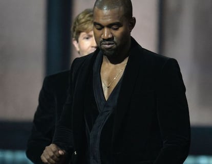 Kanye West baja del escenario de los Grammy tras interrumpir a Beck, ganador del premio al mejor álbum del año.