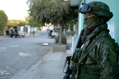 Un militar vigila la calle donde se registró uno de los enfrentamientos.