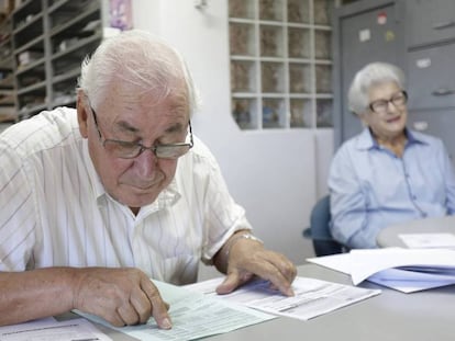 José Aloysio Neumann, de 82 anos, trabalha diariamente em sua corretora de seguros. 