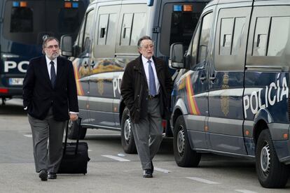 El exvicealcalde de Valencia Alfonso Grau (d), acompañado de su abogado, Jesús Bonet, a su llegada a la Escuela Balear de la Administración Pública.