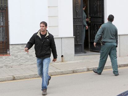 José Carlos Triguero, hijo del empresario asesinado Alfonso Triguero, sale del juzgado de Logrosán el día en que declaró ante la magistrada que lleva el caso.