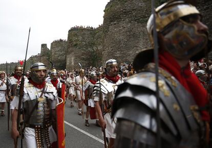 Una formación romana, durante el desfile junto a la muralla en el que participan todos los grupos que organizan el Arde Lucus.