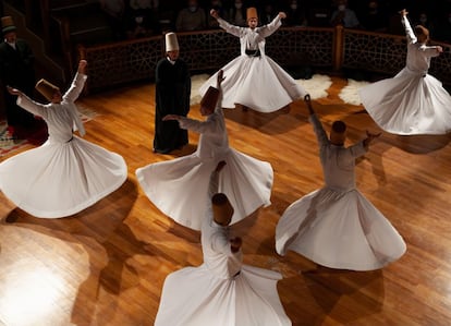 La sema es el baile de los derviches giróvagos en su búsqueda de comunión con Dios a través del éxtasis inducido por una larga sucesión de giros sobre sí mismos. Es otra expresión del ‘dhikr’, o repetición, que practican los sufíes para invocar el nombre del Creador. El <a href="http://www.mevlanamuzesi.com/" target="_blank">Mausoleo y Museo Mevlana</a> de la ciudad turca de Konya, donde se halla la tumba de Rumi, es el lugar apropiado para presenciar este evento espiritual durante el Festival Rumi que se celebra cada mes de diciembre. Con mayor frecuencia, también se puede observar este popular y fascinante ritual en el <a href="https://muze.gov.tr/muze-detay?sectionId=GLT01&distId=MRK" target="_blank">Museo Galata Mevlevi</a> de Estambul. Una danza que no es exclusiva de Turquía, pues también puede verse en centros derviches de Egipto y Siria. <br></br>En la imagen, derviches giróvagos durante una danza sema en octubre de 2021 en la ciudad turca de Konya.