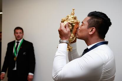 Julian Savea, de los All Blacks, besa el trofeo de campeones.