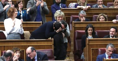El diputado de ERC Gabriel Rufián abraza emocionado a Montserrat Bassa tras su intervención, este martes en el Congreso.