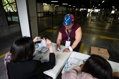 Una mujer emite su voto en las mesas instaladas este domingo. 