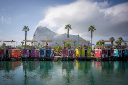 Hotel flotante Boat Haus único en España situado en el Puerto Deportivo de Alcaidesa Marina, La Línea de la Concepción. Al fondo, el peñón de Gibraltar.