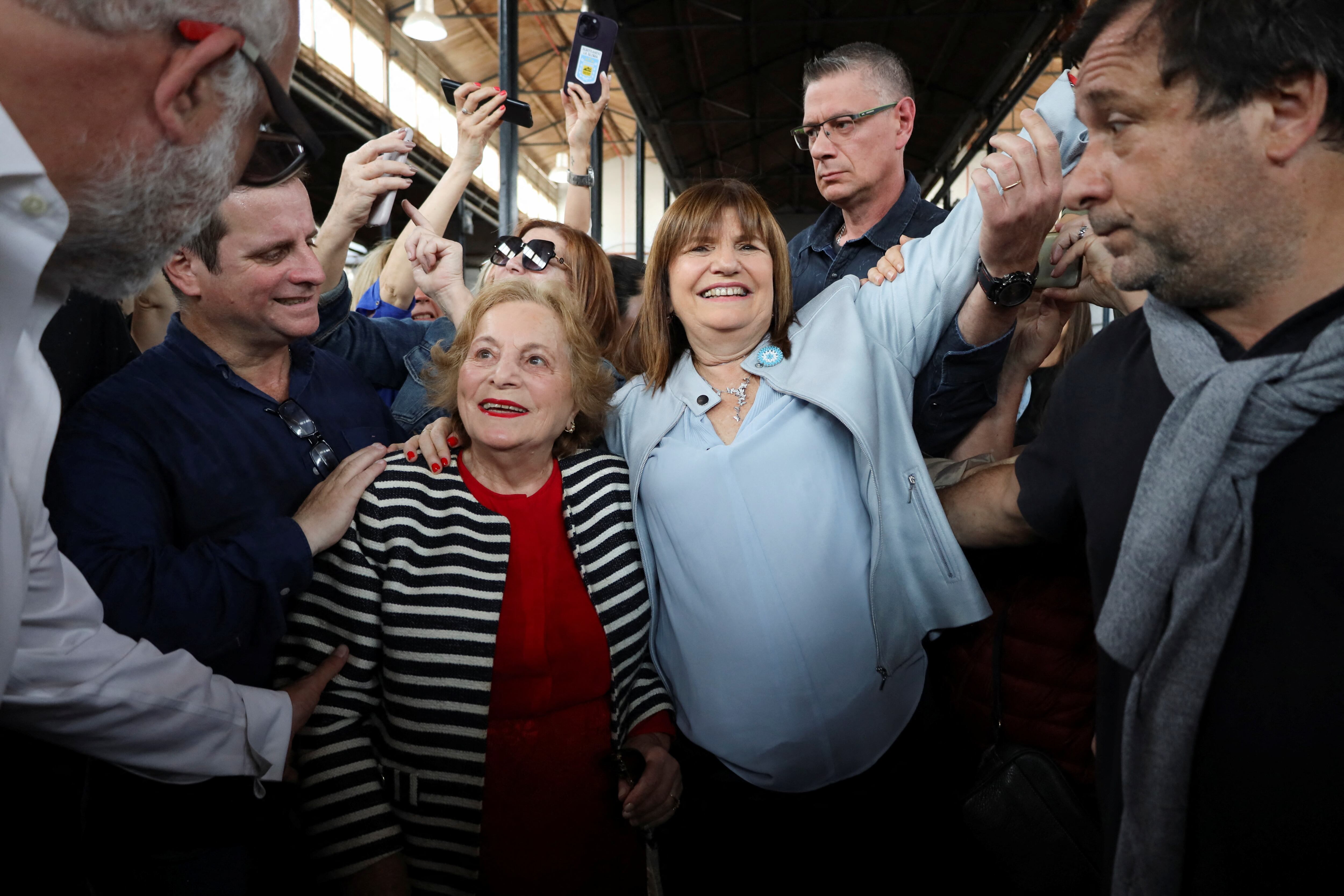 Patricia Bullrich junto a un grupo de seguidores, tras depositar su voto en un colegio electoral en Buenos Aires.