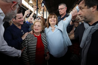 Patricia Bullrich junto a un grupo de seguidores, tras depositar su voto en un colegio electoral en Buenos Aires.