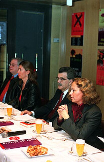 De izquierda a derecha, Jesús Giralt, Blanca Rosa Roca, Benet Llaberia, director general de Enciclopèdia, e Isabel de Polanco.