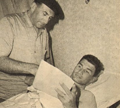 Raymond Poulidor, junto a su director, Antonin Magne, en la habitación de un hotel.