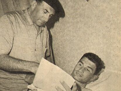 Raymond Poulidor, junto a su director, Antonin Magne, en la habitación de un hotel.