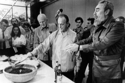 Manuel Fraga prepara en La Habana una queimada para Fidel Castro (1991)