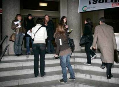 Un abogado entra en los juzgados de la plaza de Castilla, en Madrid.