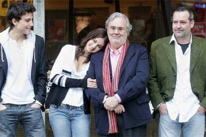 Manuel Gutiérrez Aragón (segundo por la derecha), con los actores Álex González, Ana de Armas y Jorge Perugorría (de izquierda a derecha).