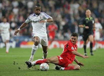 Robinho elude a Zewlakov durante el partido del pasado miércoles entre el Madrid y el Olympiakos.