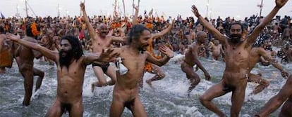 Peregrinos celebran su baño en el Ganges