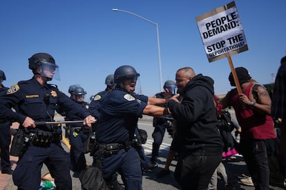 Agentes de la policía de California se enfrentan a manifestantes, este martes en Los Ángeles.