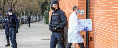 Un sanitario transportando una caja con viales de la vacuna contra el Covid.