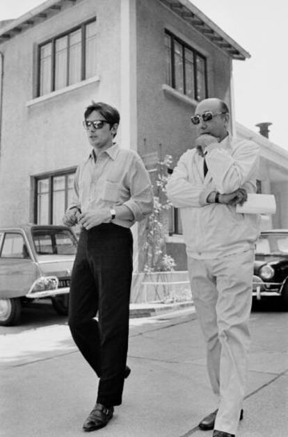 Alain Delon y Jean-Pierre Melville charlan durante el rodaje de 'El silencio de un hombre', en julio de 1967.