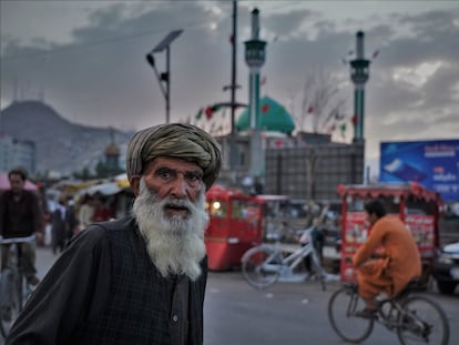 Un hombre camina delante de la mezquita de Abul Fazl, un santuario chií, en Kabul.