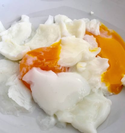 HUEVOS POCHÉS, HERVIDOS 6 MINUTOS, ANTES DE LIGAR LA "MAHONESA" / CAPEL