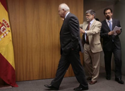 El ministro español de Exteriores, Miguel Angel Moratinos, junto a su homólogo brasileño, Celso Amorim, antes de celebrar una rueda de prensa en Brasilia