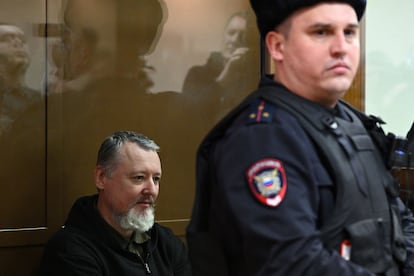 El excoronel del servicio de seguridad ruso, Igor Girkin Strelkov, escucha su condena en el Tribunal de la Ciudad de Moscú, este jueves 25 de enero.