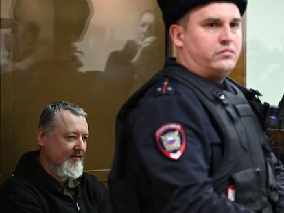 El excoronel del servicio de seguridad ruso, Igor Girkin Strelkov, escucha su condena en el Tribunal de la Ciudad de Moscú, este jueves 25 de enero.
